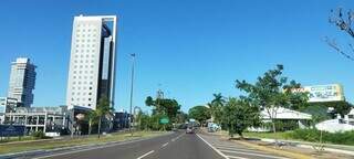 Céu amanheceu sem nuvens em Campo Grande. (Foto: Kísie Ainoã)