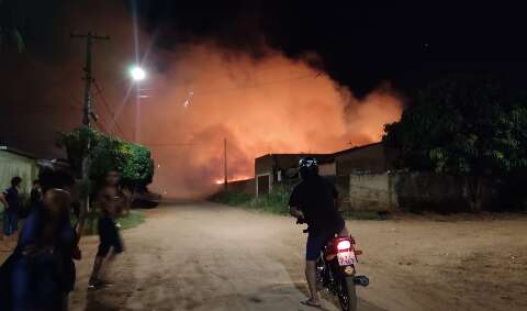 Bombinhas causam incêndio que assusta moradores no Tijuca 