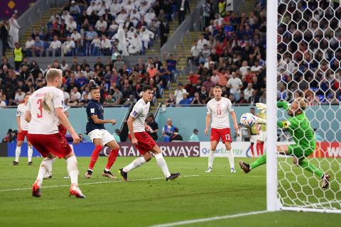 Mbappe brilha e França vence a Dinamarca por 2 a 1