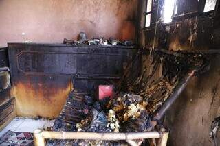 Cômodo queimado na casa de Eunice, no Bairro Jardim Seminário (Foto: Kisie Ainõa)