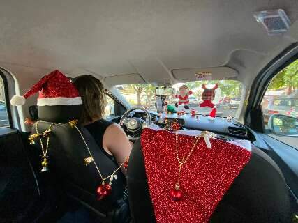 Zeli decorou carro com itens de Natal para fazer passageiro sorrir
