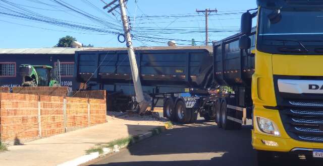 Ao fazer curva, motorista bate carreta em poste e derruba transformador