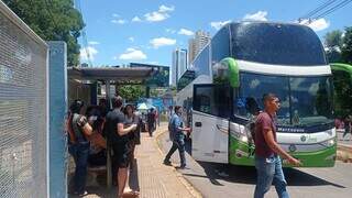 Ônibus fretado por um grupo de 48 candidatos corumbaense viajou desde as 2h30 para chegar na Capital e fazer a prova. (Foto: Gabriela Couto)