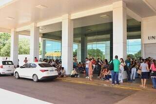 Grupo de concorrentes aguardando o momento da abertura dos portões na UCDB. (Foto: Paulo Francis)