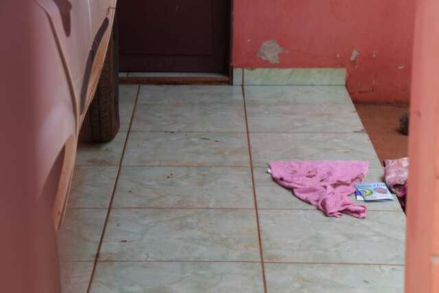 Pai e irm&atilde;o de v&iacute;tima de homic&iacute;dio s&atilde;o detidos por amea&ccedil;arem suspeita do crime