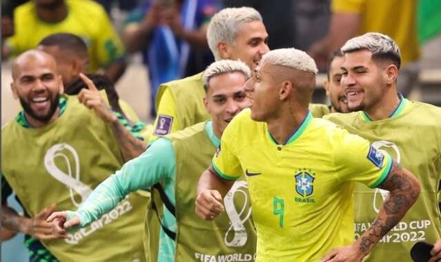 Brasil enfrenta a Su&iacute;&ccedil;a nesta segunda em busca da vaga para as oitavas da Copa