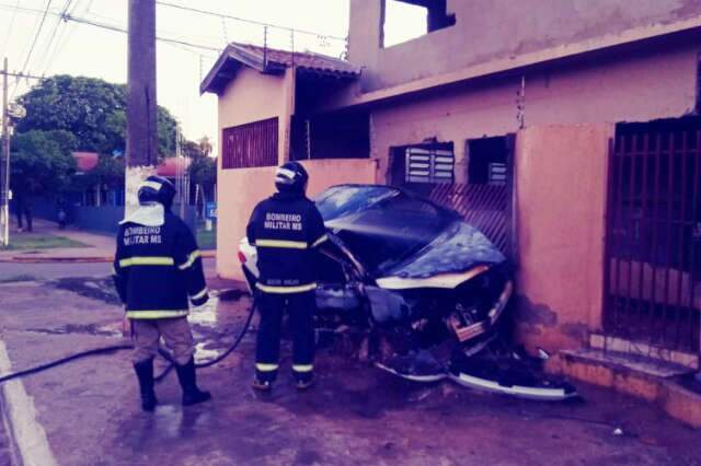 Homem perde dire&ccedil;&atilde;o, atinge port&atilde;o de casa e carro pega fogo 