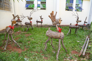 Tocos encontrados em terrenos foram reaproveitados para construção de renas natalinas. (Foto: Kísie Ainoã)