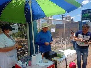 O aposentado Osmar Andrade montou a banca de vendas de doces, canetas, água e refrigerante. (Foto: Gabriela Couto)