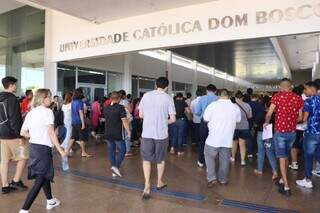 Candidatos entrando na UCDB para realizar a prova do concurso do INSS. (Foto: Paulo Francis)