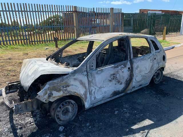 Carro &eacute; encontrado totalmente incendiado na Avenida Gunter Hans