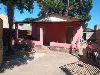 Casa onde rapaz morava com a família, em Coxim. (Foto: Sidney Assis, de Coxim)