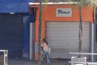 Algumas lojas sequer abriram na manhã desta segunda-feira, em Campo Grande. (Foto: Marcos Maluf)