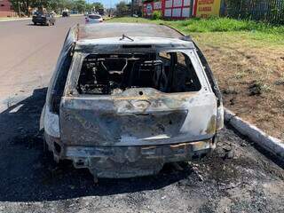 Carro &eacute; encontrado totalmente incendiado na Avenida Gunter Hans