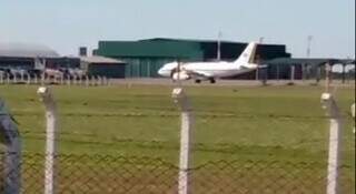 Vídeo feito por leitor mostra avião na Base Aérea de Campo Grande. (Foto: Reprodução)