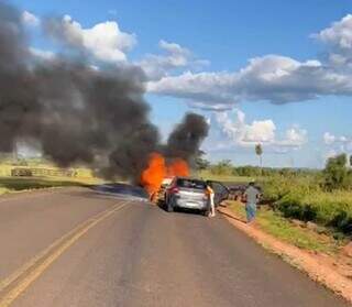 Carro pegou fogo após colisão em curva. (Foto: Jardim MS News)