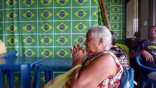Aos 76 anos, Laurentina faz questão de assistir todos os jogos da Seleção Brasileira. (Foto: Aletheya Alves)