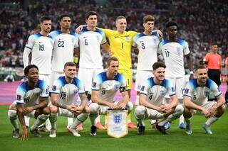 Seleção da Inglaterra posando para foto antes da partida contra os Estados Unidos. (Foto: @England)