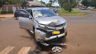 Frente da Pajero ficou bastante danificada após colisão. (Foto: Sidnei Bronka | Ligado na Notícia)