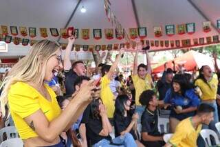 Torcedores comemorando gol do Brasil no bar Cerv Já. (Foto: Paulo Francis)