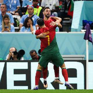 Portugal vence Uruguai com 2 gols de Bruno Fernandes e garante vaga