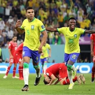 Casemiro, camisa 5, comemorando o gol da vitória (Foto: Fifa)