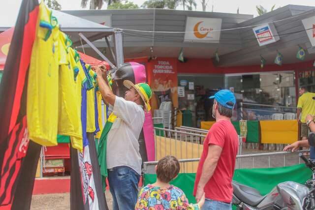 Em dia de jogo do Brasil, estrat&eacute;gia de ambulantes &eacute; vender pr&oacute;ximo dos bares