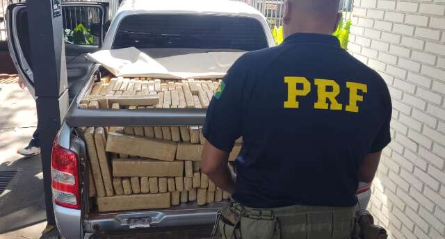 Pol&iacute;cia atira nos pneus de L200 e prende motorista com maconha