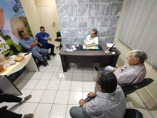 Petistas se reuniram para escrever uma nota pública após a ocorrência. (Foto: Assessoria de imprensa) 