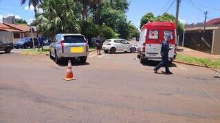 Equipe do Samu no local onde aconteceu acidente entre Pajero e Argo. (Foto: Sidnei Bronka)