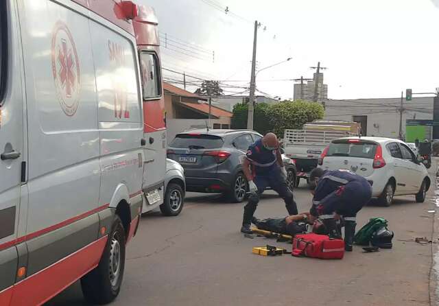 Motociclista colide com carro e motorista foge sem prestar socorro 