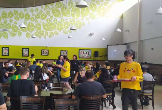 Pausa de quem trabalha no com&eacute;rcio &eacute; com &ldquo;um olho no tel&atilde;o e outro no prato&rdquo;