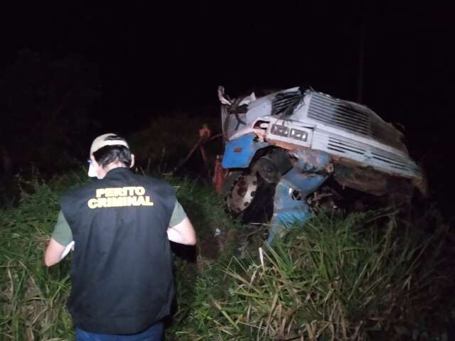 Homem morre ap&oacute;s caminh&atilde;o cair em ribanceira na MS-430