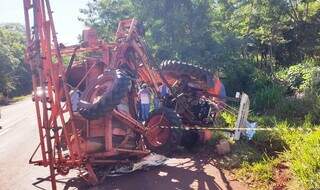 Trator destruído após ser atingido por caminhão na BR-376, hoje de manhã (Foto: Adilson Domingos)