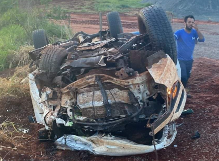 Acidente entre carro de passeio e caminhonete mata 3