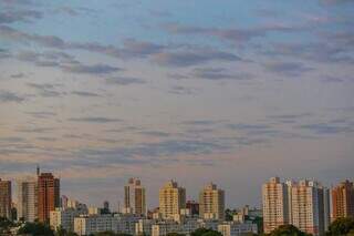 Céu da Capital com algumas nuvens nesta terça-feira (Foto: Marcos Maluf)