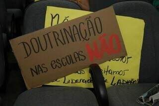 Cartazes de manifestantes na Câmara Municipal (Foto: Kísie Ainoã)