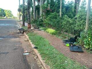 Pedaço do carro, sapato da vítima e garrafa de energético ficaram no local do acidente (Foto: Dayene Paz)