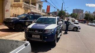 Viaturas da Polícia Militar e Polícia Civil no prédio onde o morador foi encontrado morto (Foto: Mariely Barros) 