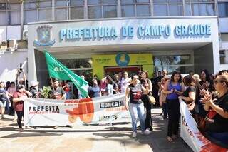 Manifestação dos professores na última sexta-feira, em frente à prefeitura. (Foto: Marcos Maluf)