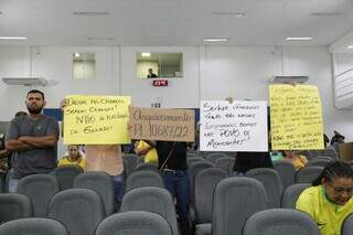 Manifestantes na Câmara Municipal de Campo Grande, nesta manhã. (Foto: Kísie Ainoã)