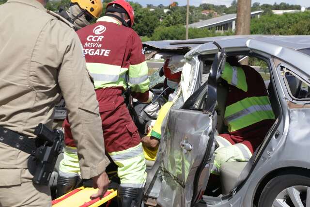 Caminh&atilde;o boiadeiro invade pista contr&aacute;ria e atinge carro com casal de idosos