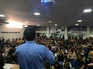 Professores reunidos em assembleia geral na ACP (Foto Gabrielle Tavares/Campo Grande News)