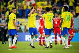 Jogadores de defesa da Seleção Brasileira comemorando gol de Casemiro diante da Suíça (Foto: Fifa)