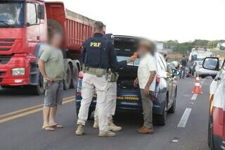 Motoristas dos caminhões envolvidos no acidente fazendo teste de alcoolimia (Foto: Kísie Ainoã)