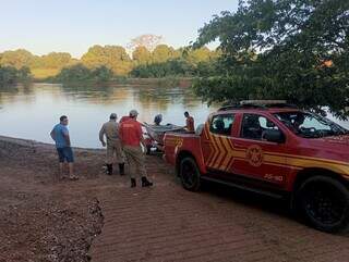 Bombeiros iniciando as buscas pelo homem que se afogou no Rio Dourados. (Foto: MS News)