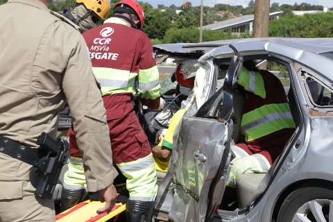 Caminhão boiadeiro invade pista contrária e atinge carro com casal de idosos