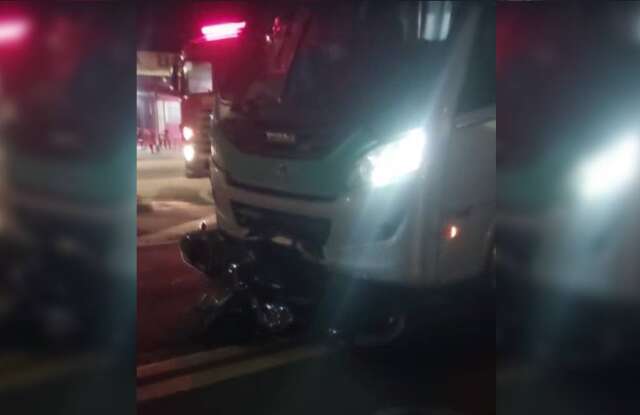 Motociclista fica em estado grave ap&oacute;s ser atingida por micro-&ocirc;nibus