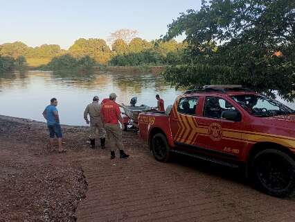 Bombeiros fazem buscas para encontrar homem que despareceu no Rio Dourados