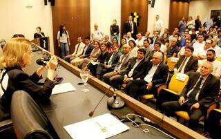 Prefeitos e representantes dos órgãos de saneamento participam do debate. (Foto: Chico Ribeiro)